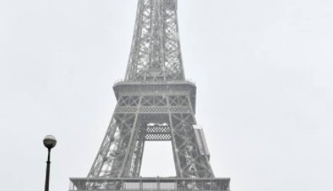 Dezamăgire pentru turiștii ajunși în Paris. Turnul Eiffel, închis din cauza zăpezii