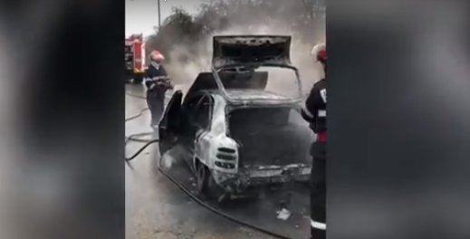 O mașină din Caraș-Șeverin, cuprinsă de flăcări uriașe. Autoturismul s-a făcut scrum (VIDEO)