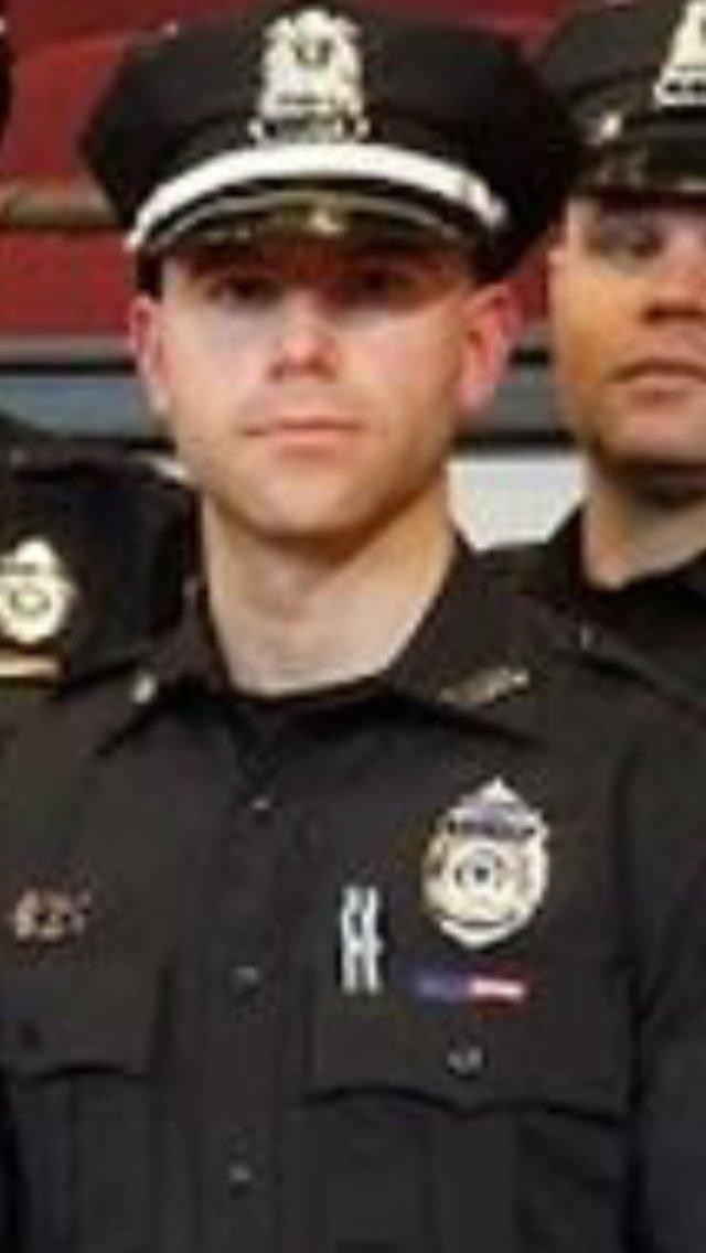 Polițistul a văzut o mașină abandonată și s-a dus direct spre ea. Când a văzut ce se afla pe bancheta din spate, a încremenit. A pus mâna imediat pe telefon (FOTO) 515849