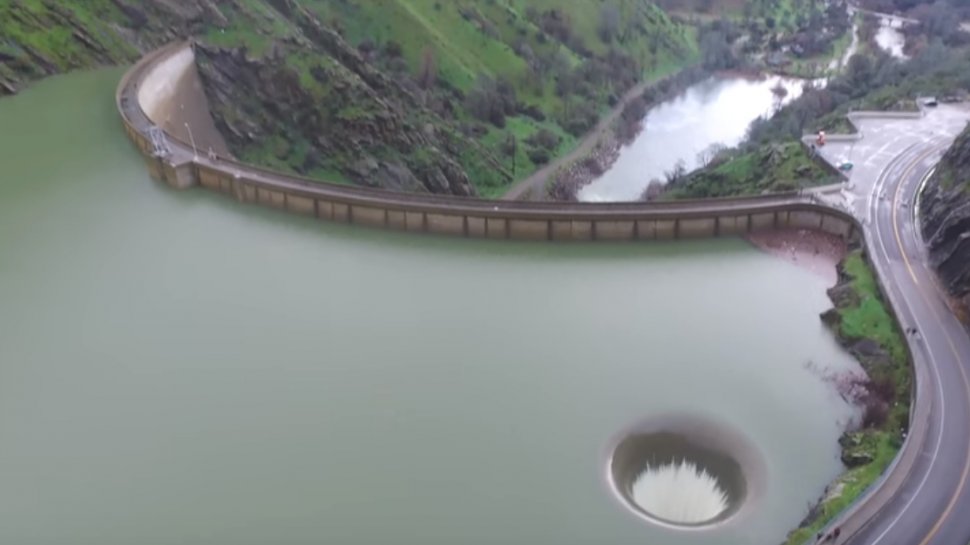 O dronă a filmat deasupra unui lac de acumulare. Detaliul uimitor surprins în imagini - VIDEO