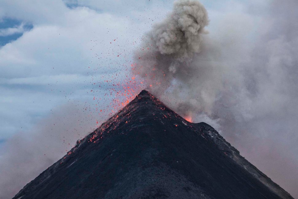 Un vulcan din Indonezia a emis gaze toxice. Zeci de persoane afectate