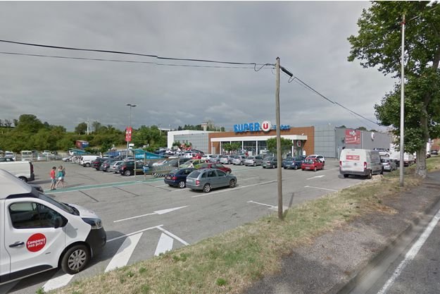 Luare de ostatici şi focuri de armă într-un supermarket din Franța. În urma incidentului trei persoane au decedat. Atacatorul pretinde că este membru ISIS