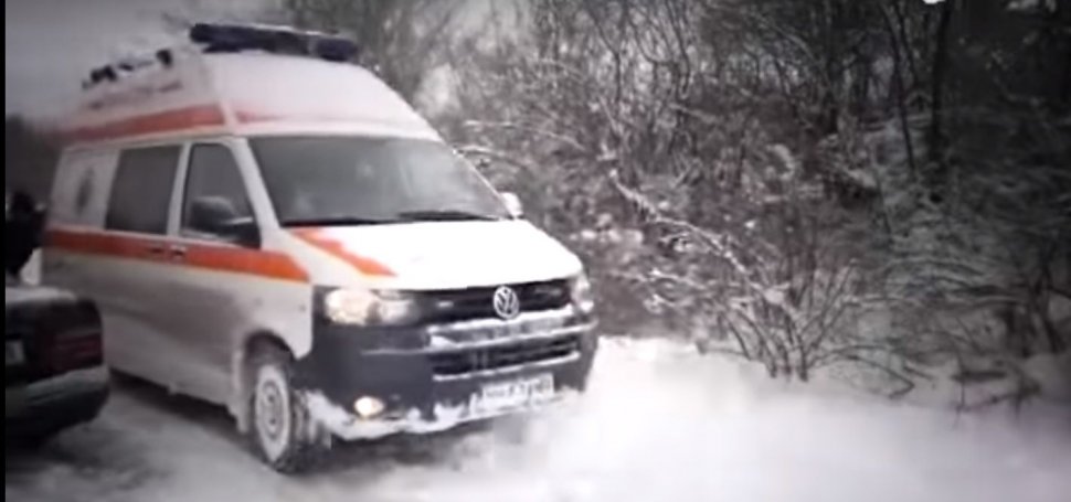 O ambulanță s-a blocat în apropiere de București, în drum spre un bolnav. Aceasta a fost scoasă din nămeți de un vehicul off road 