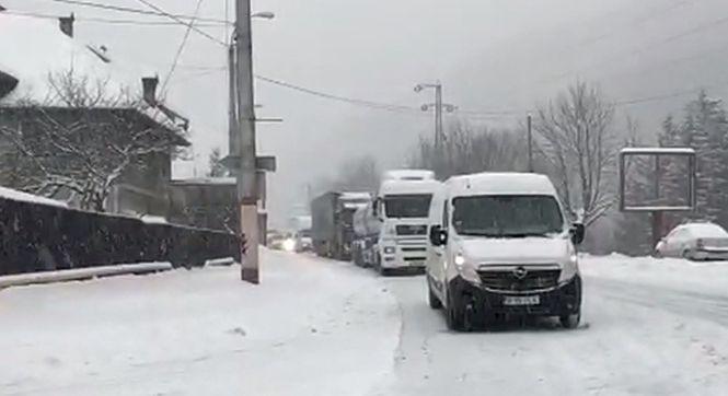 Vreme de iarnă în România. Circulaţie oprită pe A2 Bucureşti Constanţa, după ce un tir a derapat și a blocat toate cele trei benzi