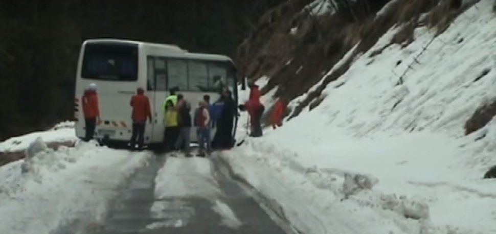 Vremea severă aduce primele probleme. Un autocar cu 31 de copii a derapat în județul Mureș