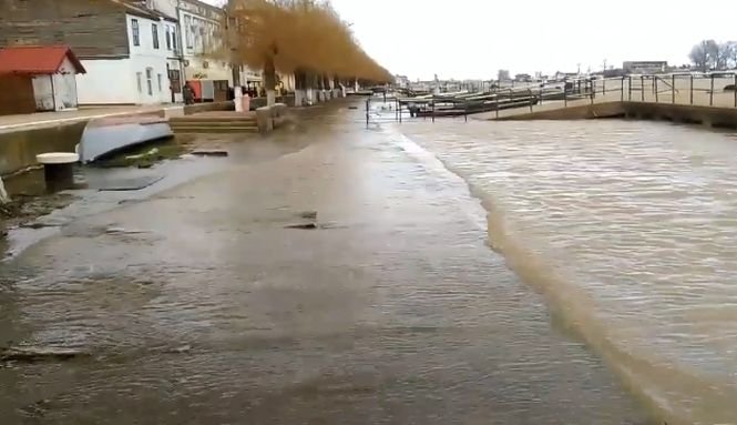Dunărea a inundat faleza din Sulina. Apa a ajuns şi într-un cartier de locuinţe