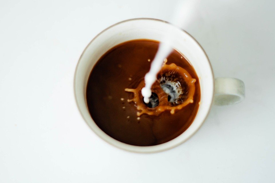 Ce se întâmplă dacă pui smântână în cafea
