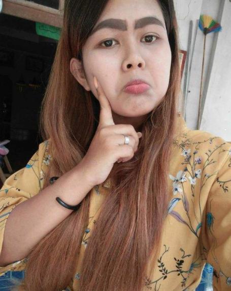 A vrut să-și facă sprâncene tatuate, dar a trăit un adevărat șoc atunci când s-a privit în oglindă! Cum arăta fata 517597