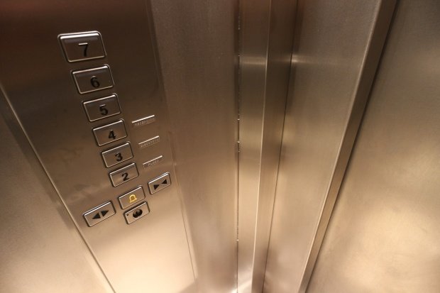 Cum să supravieţuieşti într-un lift aflat în cădere liberă