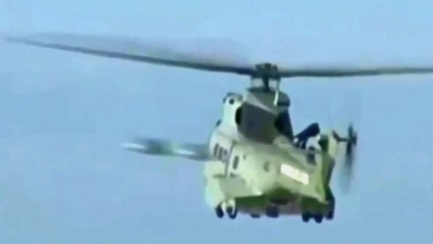 Două presupuse OZN-uri, filmate în timp ce zburau pe lângă un elicopter militar - VIDEO