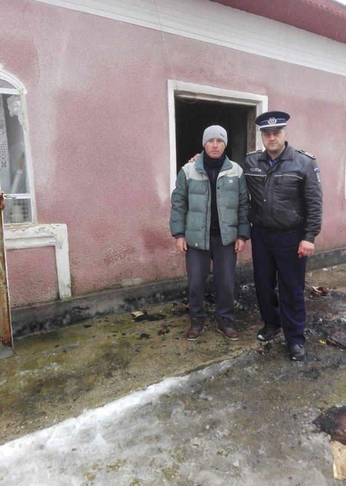 Un polițist de la țară și un sătean, lecție importantă de viață. Au intrat amândoi într-o casă cuprinsă de flăcari, iar ce-au văzut într-una din camere le-a sfâșiat sufletul 517592