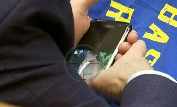Senator român, prins uitându-se pe telefon la poze sexy în timpul ședinței solemne