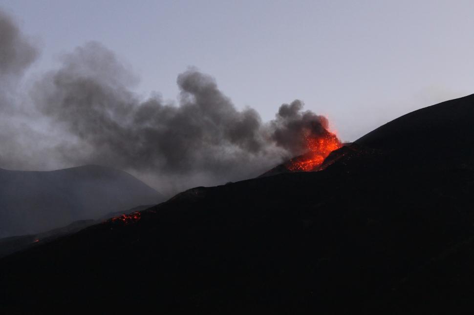 Vulcanul Etna alunecă spre mare