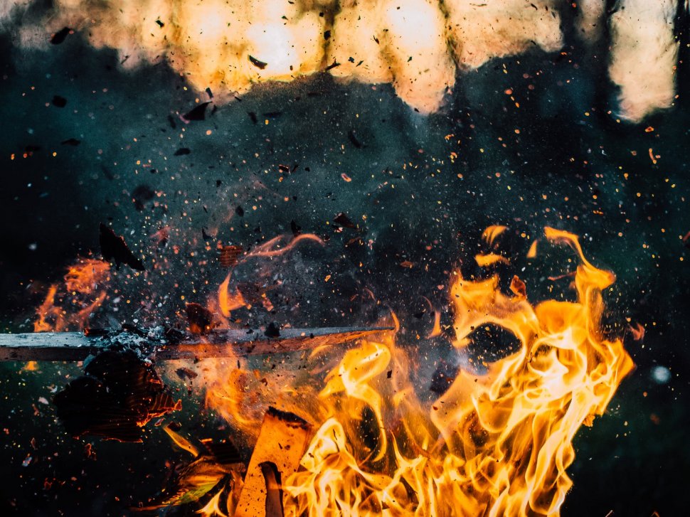 Haos într-un cartier din Suceava, după ce o femeie cu probleme psihice și-a incendiat propria locuință