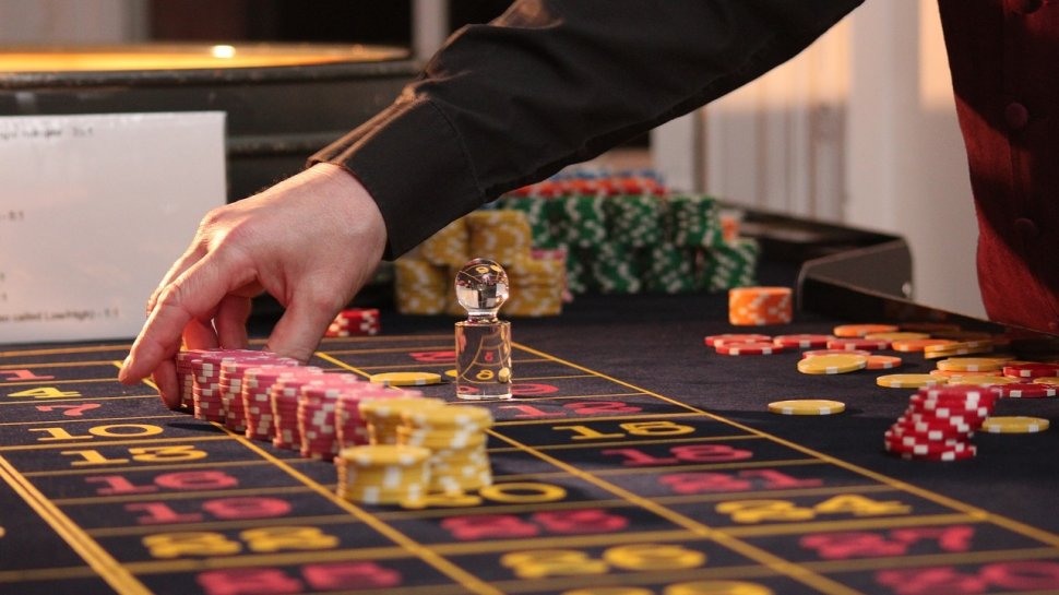 Un bărbat și-a pierdut familia la jocurile de noroc