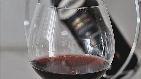 Un pahar de vin roșu echivalează cu o oră de sport. Anunțul făcut de specialiști