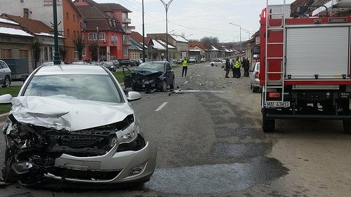 Accident grav la Ploiești. Sunt cinci victime, printre care și doi copii