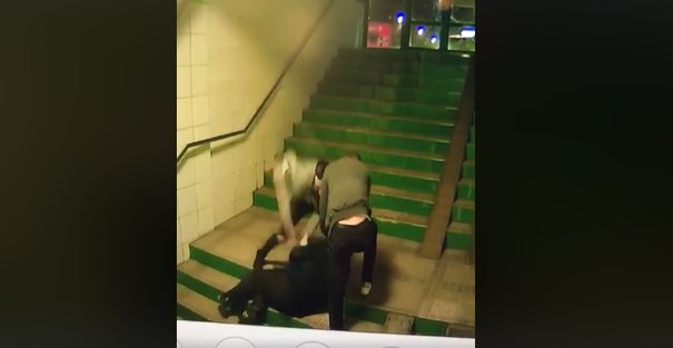 Imagini șocante în Brașov: Un bătrân a fost bătut cu bestialitate de doi tineri. Cei doi au fost arestați preventiv - VIDEO 