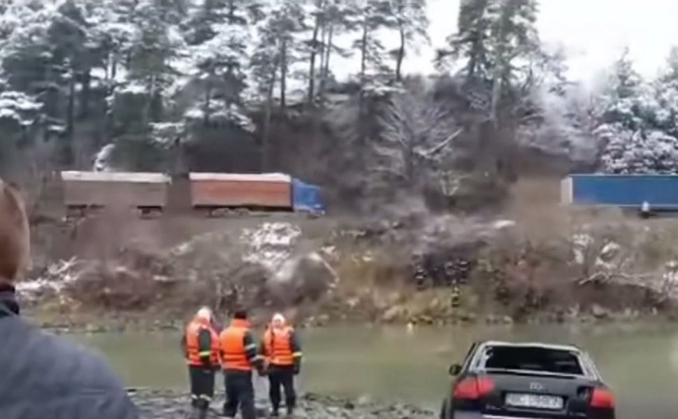 Intervenție dramatică pe Valea Oltului. O mașină a căzut în râu, iar două persoane au murit
