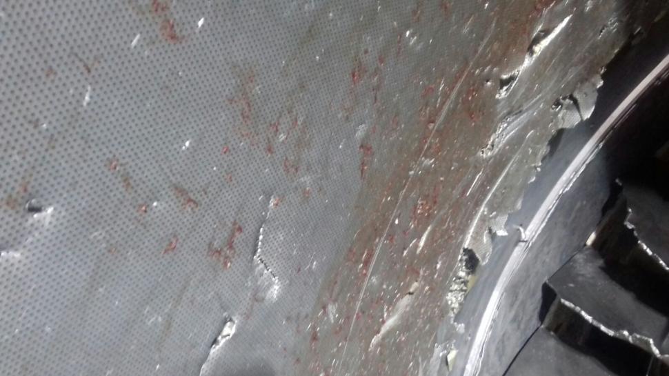 Avionul Blue Air care s-a întors din zbor la Cluj-Napoca ar fi lovit o pasăre sau un animal de mari dimensiuni. Cum arată motorul după impact - FOTO 518859