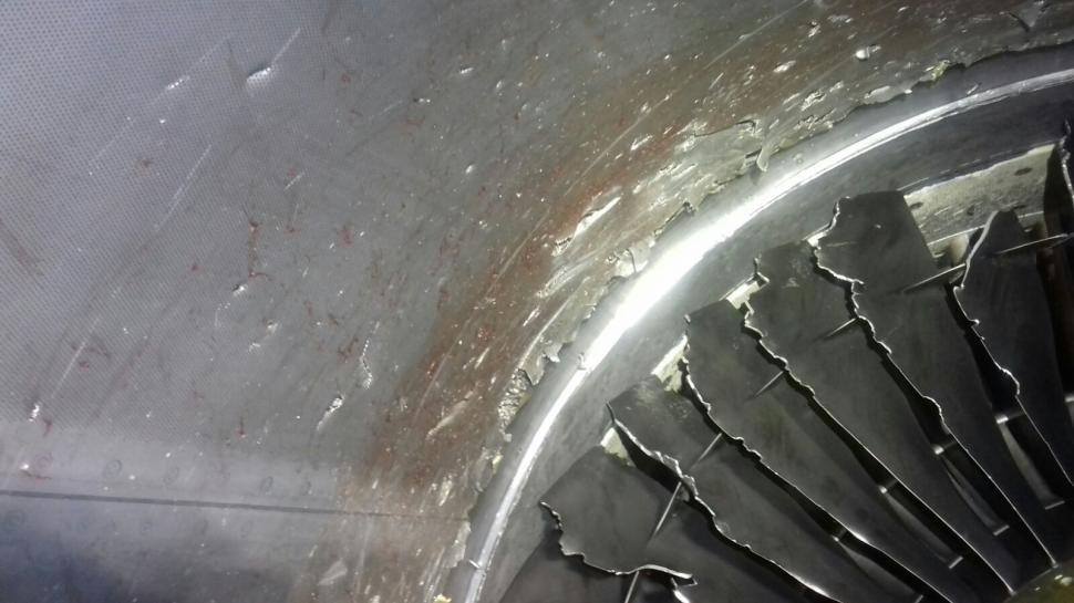 Avionul Blue Air care s-a întors din zbor la Cluj-Napoca ar fi lovit o pasăre sau un animal de mari dimensiuni. Cum arată motorul după impact - FOTO 518860