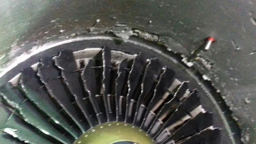 Avionul Blue Air care s-a întors din zbor la Cluj-Napoca ar fi lovit o pasăre sau un animal de mari dimensiuni. Cum arată motorul după impact - FOTO 518861
