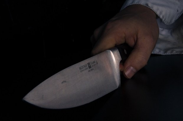 Scene șocante în Iași! Femeie amenințată cu cuțitul, la slujba de Înviere