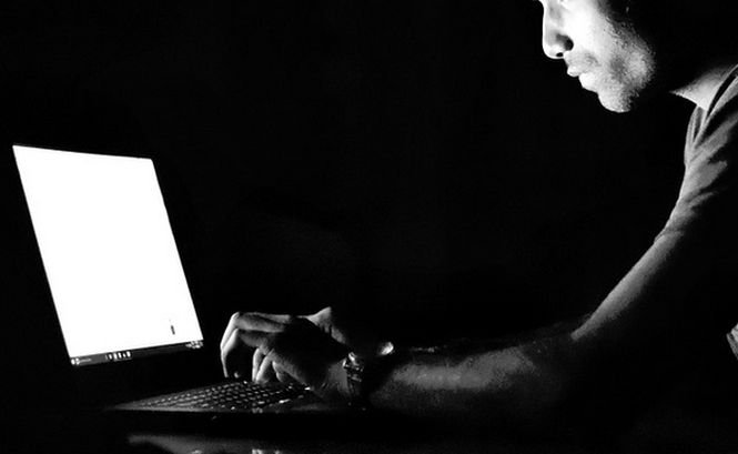 Cel mai periculos hacker din România dezvăluie secrete din lumea întunecată a internetului. „Făceam 50.000 de dolari pe zi”