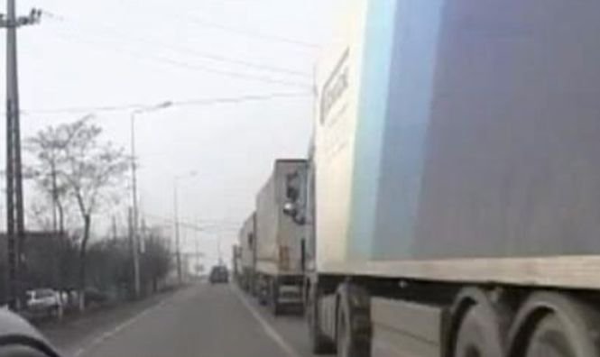 Cozi uriașe la vama Nădlac. Şoferii aşteaptă până la 14 ore pentru a trece graniţa în Ungaria