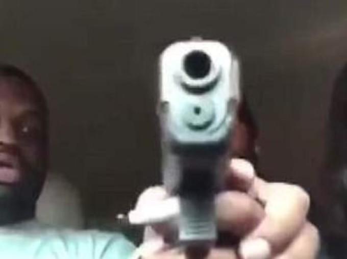 Momentul în care un bărbat e împușcat în cap din greșeală, transmis live pe Facebook