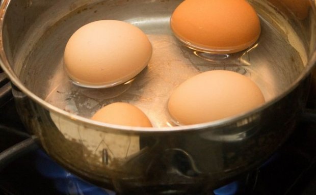 Cum îți dai seama că ouăle sunt vechi? Ai nevoie doar de un pahar cu apă