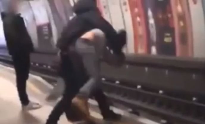 Doi bărbați în stare de ebrietate au căzut în fața metroului (VIDEO)