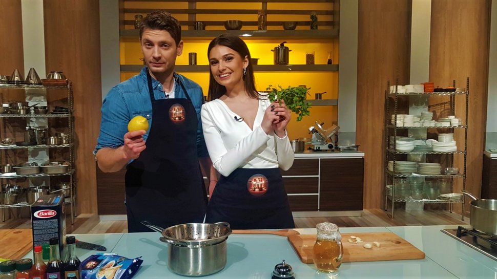 Vali Butnaru și Olivia Păunescu, de la pupitrul de știri, în bucătăria ”Chefi la cuțite”