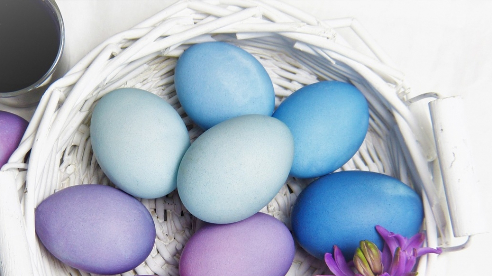 Cum poți vopsi ouăle fără vopsea artificială. Încearcă și tu asta