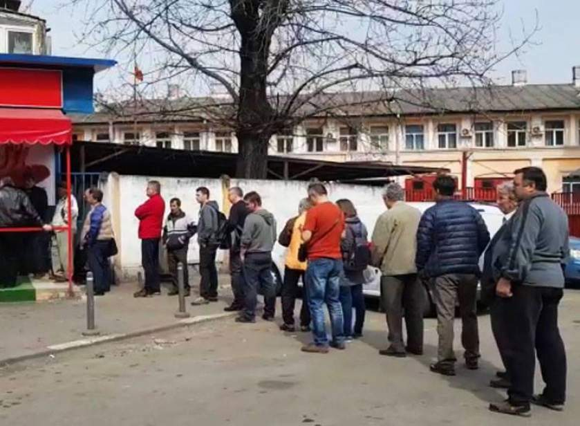 Imagini incredibile în Bucureşti! Sute de oameni stau la coadă pentru a cumpăra cozonaci de la o patiserie