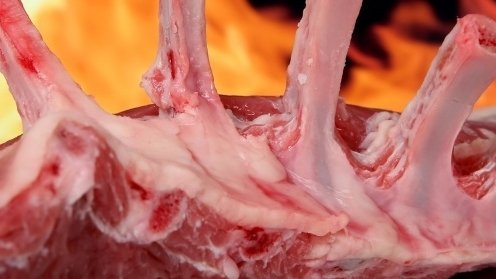 Nereguli grave în magazinele alimentare, înainte de Paște. În urma controalelor ANPC, a fost găsită carne congelată, vândută ca refrigerată sau depozitată la 24 de grade Celsius
