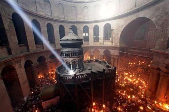 Lumina Sfântă s-a aprins la Ierusalim