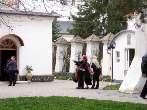 Ce făceau patru credincioase în timpul Slujbei de la biserică. Când le-au văzut, ceilalți au încremenit FOTO 520143