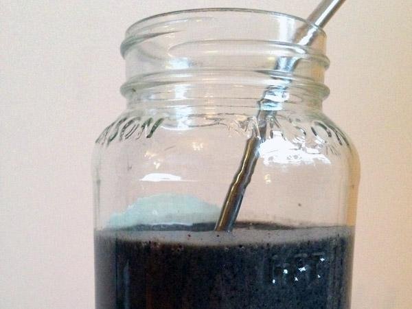 Băutura neagră care îți detoxifiază organismul pe loc