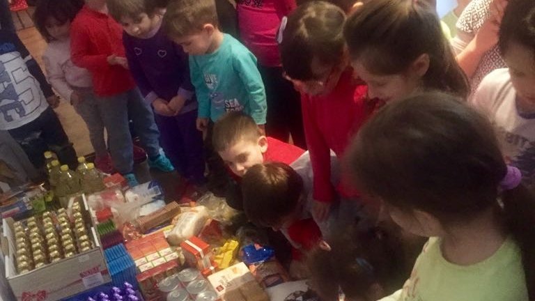 De Paști, 195 de copii din campania “Schimbă o viață” a Fundației Mereu Aproape au primit “Bucurie la cutie”