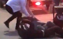 Incident revoltător pe străzile din Pașcani! Un bărbat a agresat sexual o femeie sub ochii trecătorilor (VIDEO)