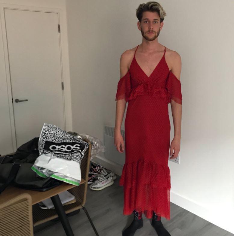 A comandat o pereche de blugi pe un site de îmbrăcăminte. Când a deschis coletul a rămas fără cuvinte. Toți au izbucnit în râs când au văzut ce a primit, de fapt (FOTO) 521005