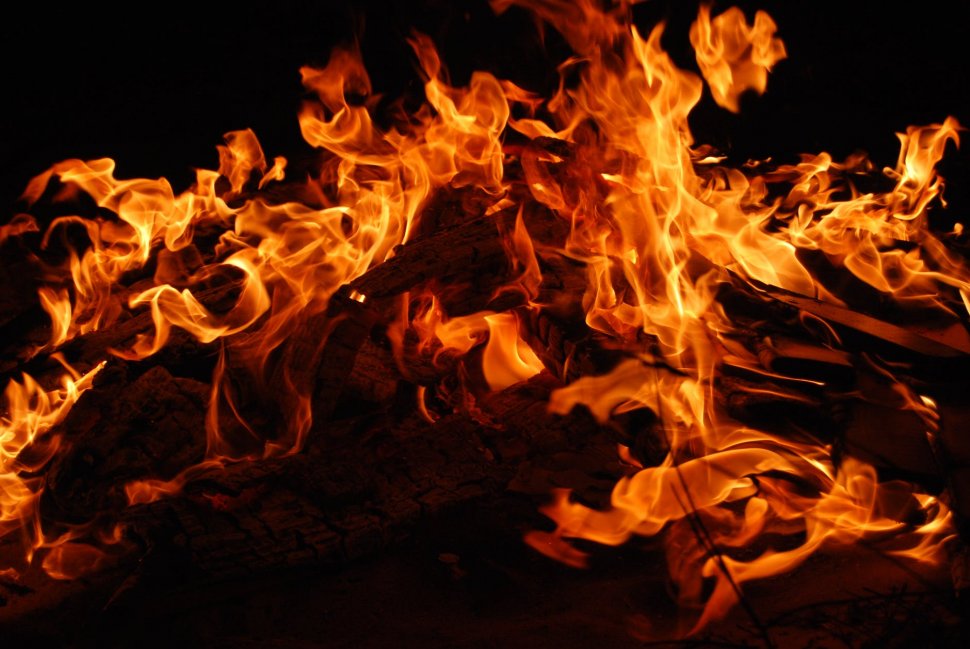Incendiu puternic în județul Mureș. O persoană a murit, iar alta a fost intoxicată cu fum. Incendiul ar fi fost provocat intenționat