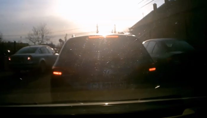 VIDEO. Ce a pățit un șofer din Cluj care a încercat să depășească o coloană de mașini