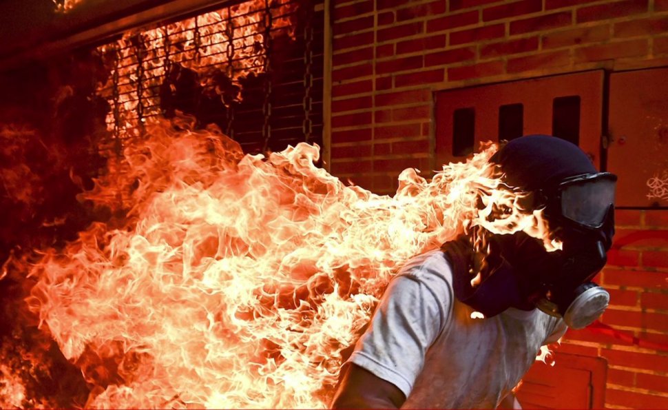 Cea mai spectaculoasă fotografie din lume. Un protestatar în flăcări a fost surprins de camerele foto