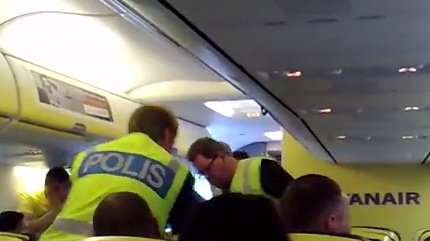  Incident grav în avion. Zeci de oameni în pericol din cauza unui român
