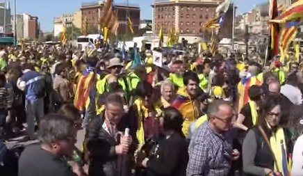 Sute de mii de oameni au ieșit în stradă la Barcelona. "Libertate pentru prizonierii politici!" au scandat manifestanții