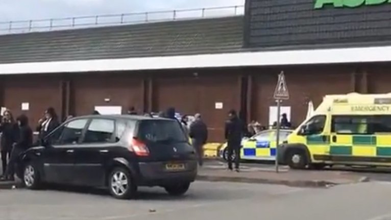 Alertă în Marea Britanie! Mai mulți răniți, după ce o mașină a intrat în mulțime - VIDEO