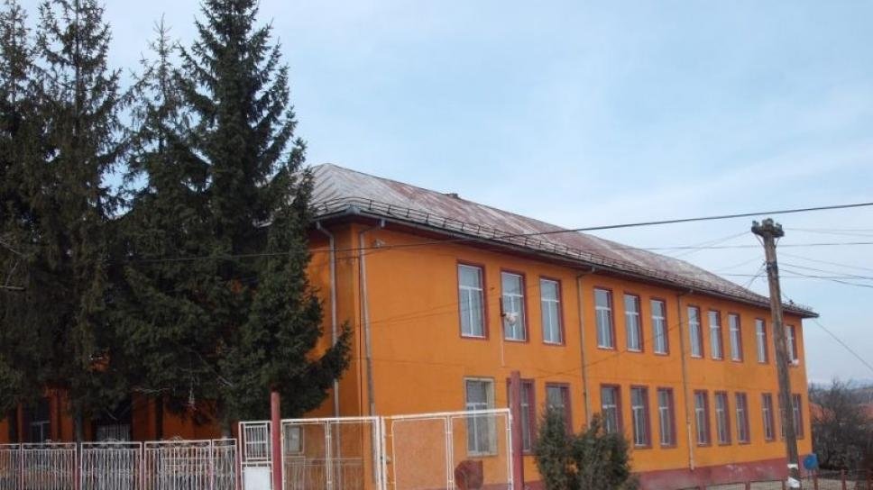 Caz șocant într-o școala din Gorj! Doi băieţi de 11 ani au fost filmaţi în ipostaze intime în incinta instituției