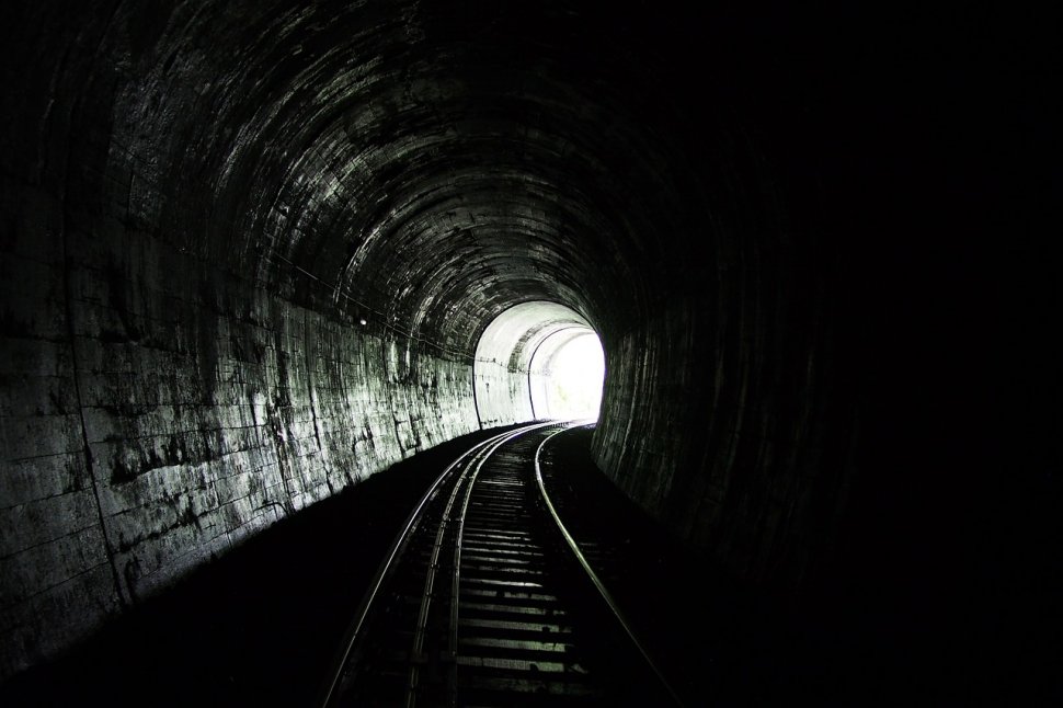 Descoperire inedită într-un tunel de cale ferată din Defileul Jiului. Ce a găsit un angajat al CFR